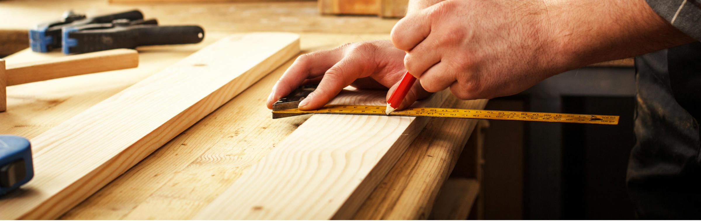 Un menuisier travaille le bois dans son atelier